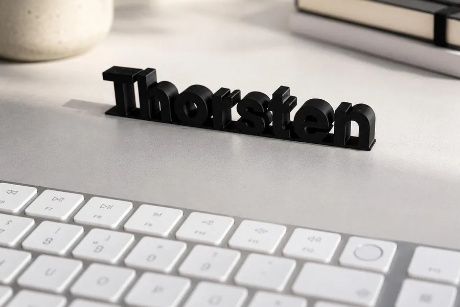 Namensschild Thorsten auf dem Schreibtisch vor einer Tastatur