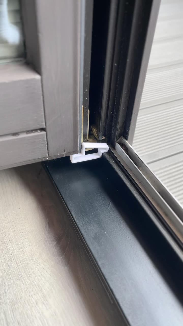 Fensterstopper klemmt zwischen Fensterrahmen und Flügel