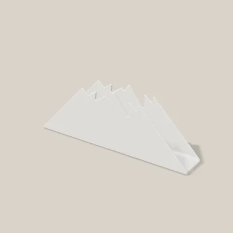 Weißer Serviettenhalter mit Bergsilhouette, am Computer aus der Druckdatei dargestellt