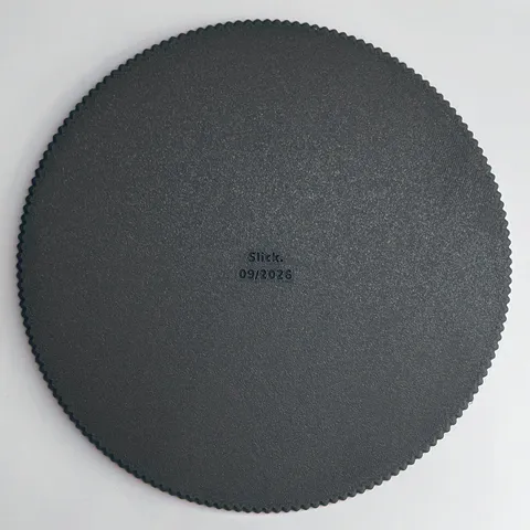 Dekoteller rund gerippt, Ø 21 cm von Slick: Unterseite mit eingeprägtem Markenzeichen und Produktionsmonat, 3D-Druck aus mattem PLA in Grau