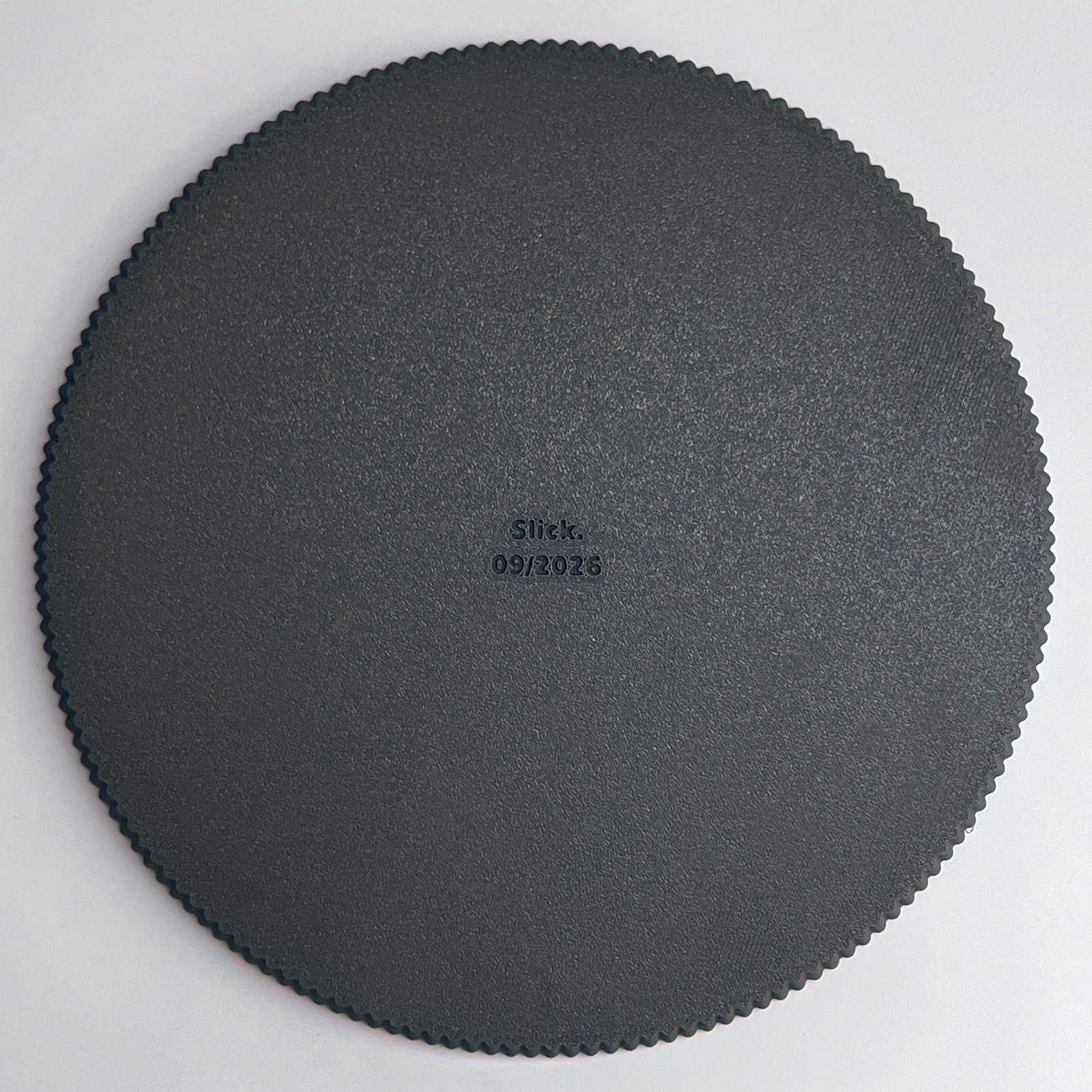 Dekoteller rund gerippt, Ø 21 cm von Slick: Unterseite mit eingeprägtem Markenzeichen und Produktionsmonat, 3D-Druck aus mattem PLA in Grau