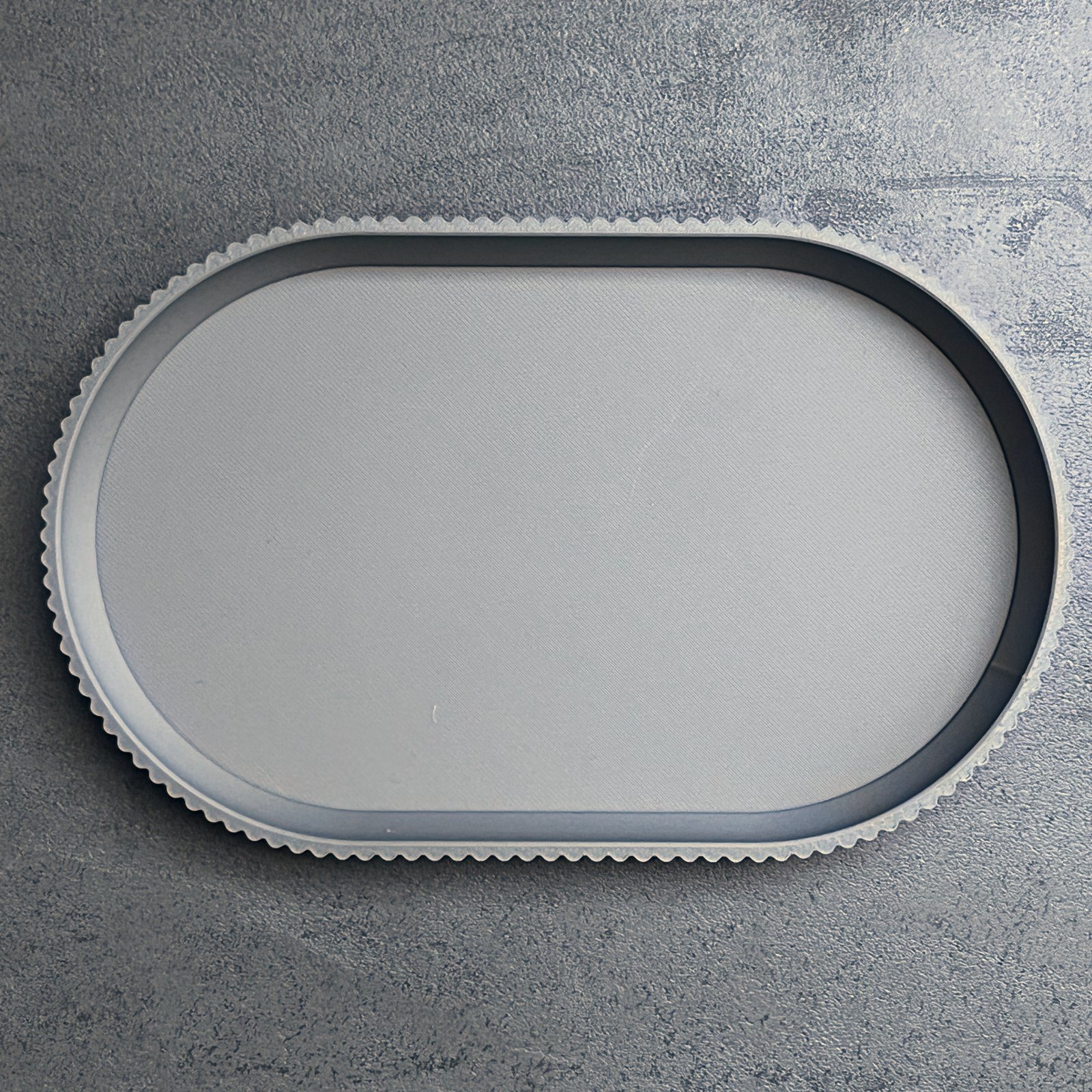 Schlüsselschale oval gerippt, flach von Slick: Schlüsselschale von oben auf der Küchenplatte, 3D-Druck aus mattem PLA in Grau
