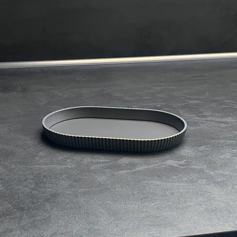 Schlüsselschale oval gerippt, flach von Slick: Schlüsselschale auf der Küchenplatte vor der Wand, 3D-Druck aus mattem PLA in Grau