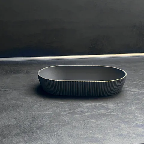 Ovale Schale gerippt, tief von Slick: Ovale Schale tief auf der Küchenplatte vor der Wand, 3D-Druck aus mattem PLA in Grau
