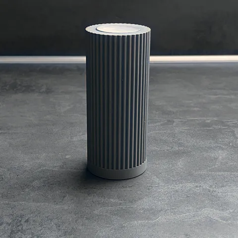 Teelichthalter gerippt von Slick: Teelichthalter auf der Küchenplatte, 3D-Druck aus mattem PLA in Grau
