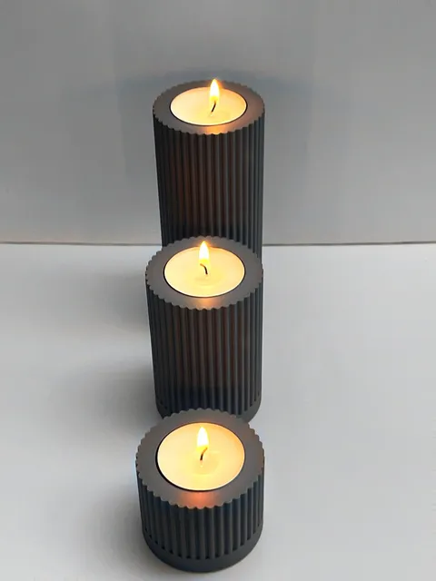 Teelichthalter gerippt, 3er-Set von Slick: Drei Teelichthalter schräg von oben (Hochformat), 3D-Druck aus mattem PLA in Grau