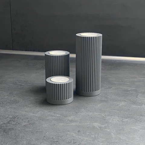 Teelichthalter gerippt, 3er-Set von Slick: Drei Teelichthalter auf der Küchenplatte, 3D-Druck aus mattem PLA in Grau
