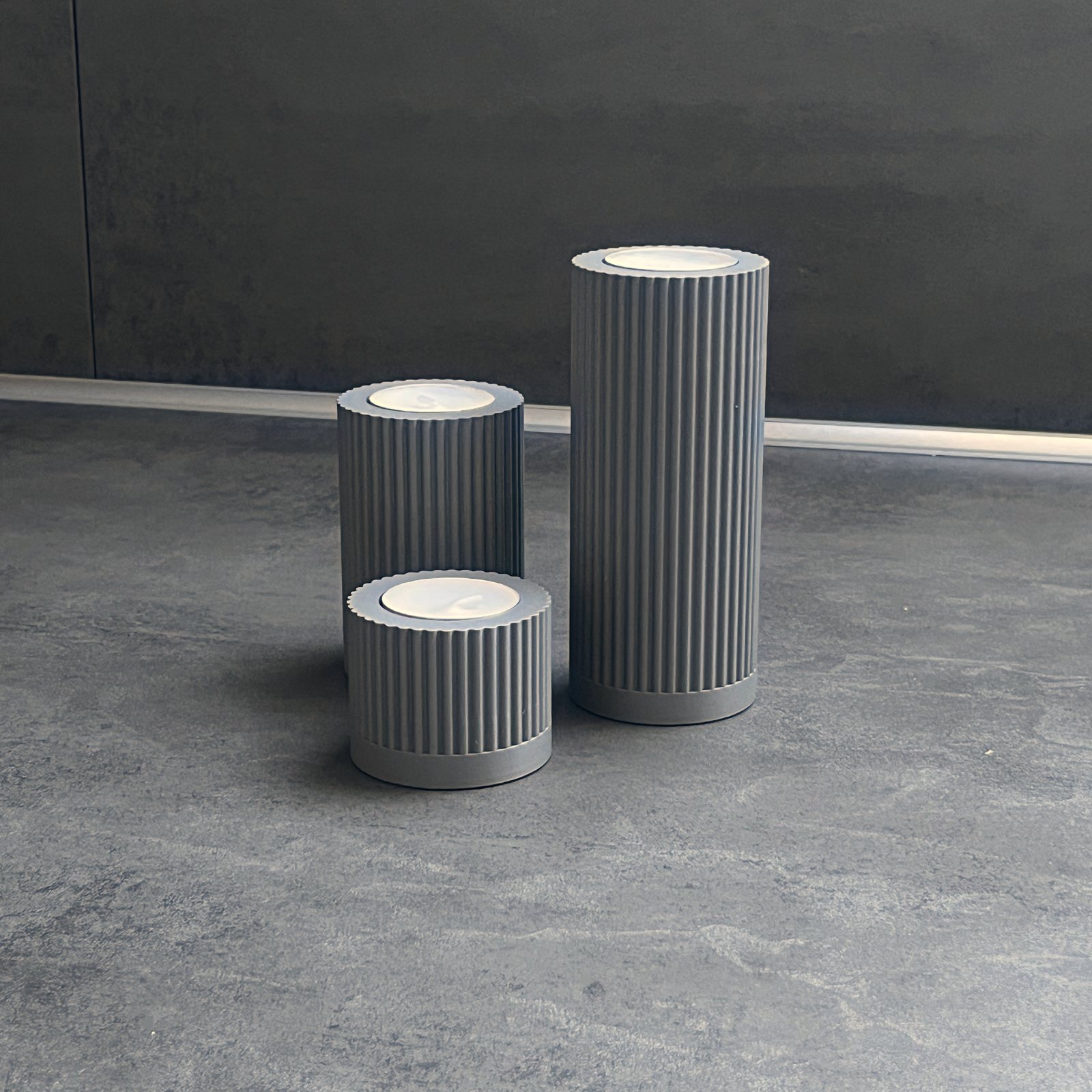 Teelichthalter gerippt, 3er-Set von Slick: Drei Teelichthalter auf der Küchenplatte, 3D-Druck aus mattem PLA in Grau