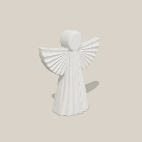 Engel mit Faltenkleid schräg von links
