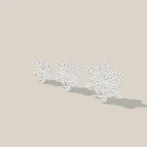 Die drei Schneeflocken-Größen schräg von der Seite, flach und 2 mm stark