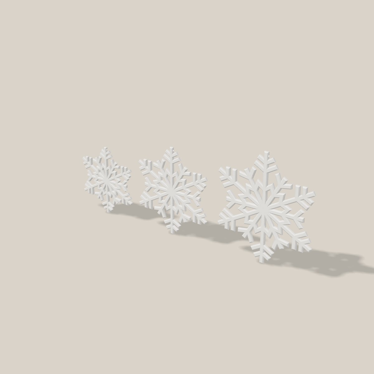 Die drei Schneeflocken-Größen schräg von der Seite, flach und 2 mm stark